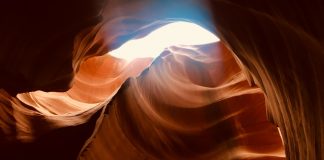 亞利桑納州的羚羊彩穴（Antelope Canyon）光影曼妙。