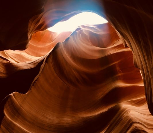 亞利桑納州的羚羊彩穴（Antelope Canyon）光影曼妙。