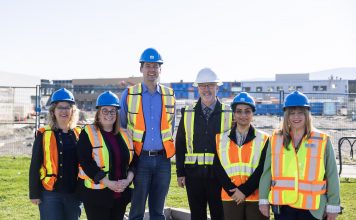 伊比省長(Premier Eby)今天上午宣佈在基隆拿(Kelowna)新建一所學校 flickr.com